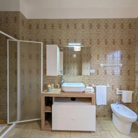 150m From The Sea - Ac Wifi Balcony Sleeps 6 * غْروتّامّاري
